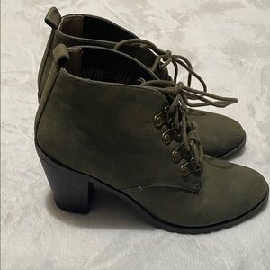 Restricted Olive Lace-Up Ankle Boots Sz 6M